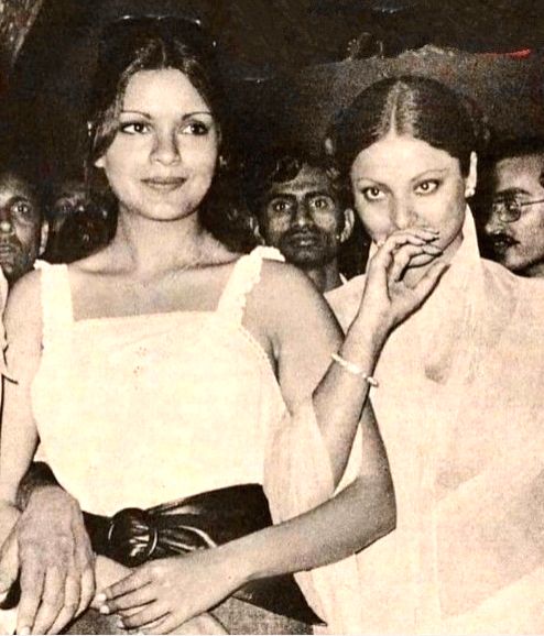 Zeenat Aman shares throwback pic with Rekha, ask netizens to help recollect the occasion - Vimarsana News